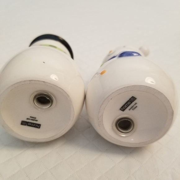 Snowman Salt & Pepper Shaker Set small chip on Snowman hat - Picture 3 of 5